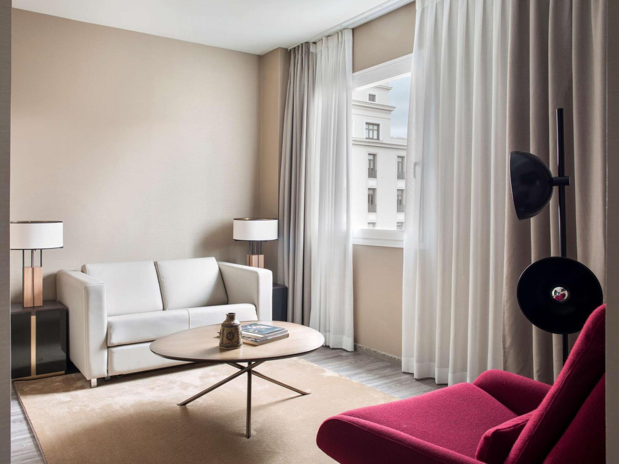 เอ็นเอช คอลเลคชัน มาดริด ซูเอเซีย Hotel ภายนอก รูปภาพ A living room at the hotel