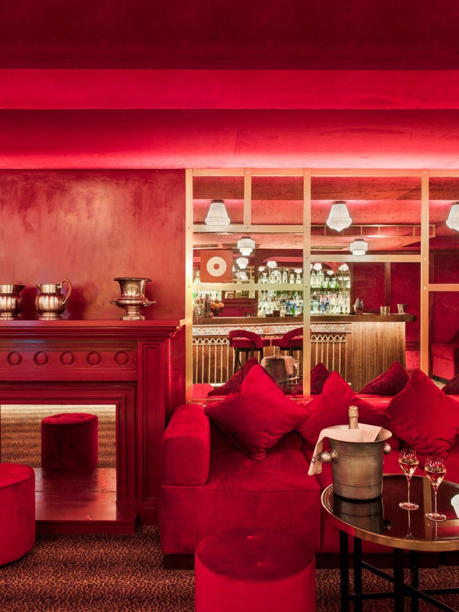 เอ็นเอช คอลเลคชัน มาดริด ซูเอเซีย Hotel ภายนอก รูปภาพ Interior of the bar