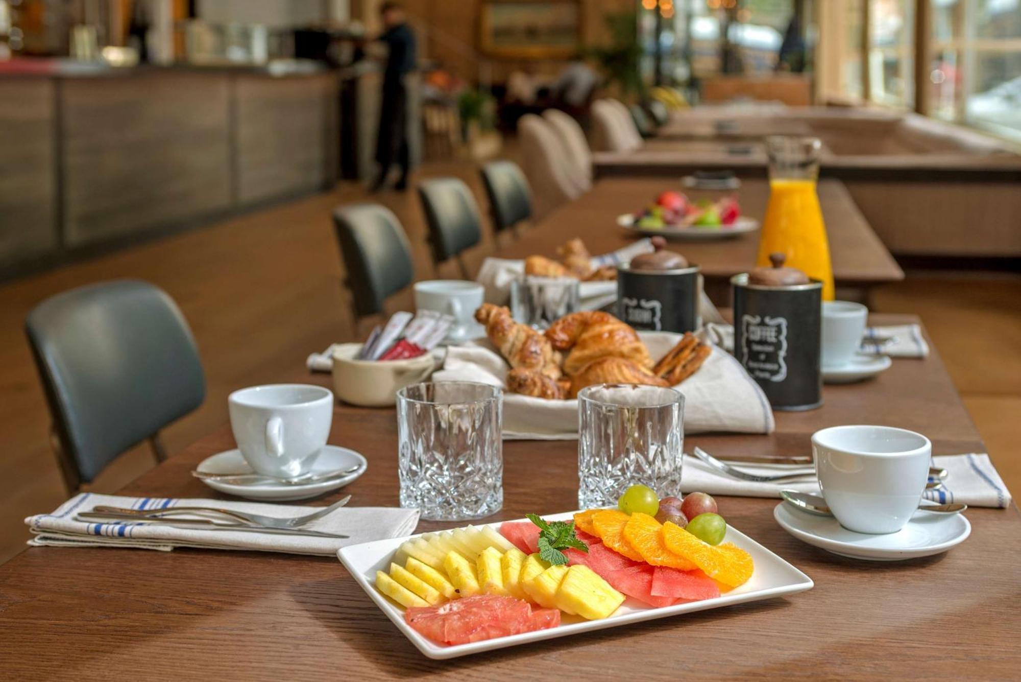 เอ็นเอช คอลเลคชัน มาดริด ซูเอเซีย Hotel ภายนอก รูปภาพ Breakfast at the hotel