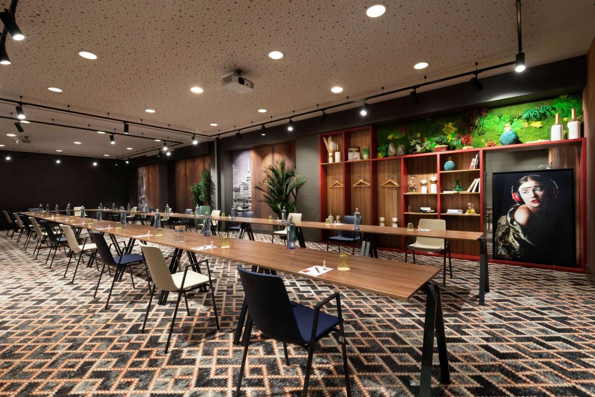 เอ็นเอช คอลเลคชัน มาดริด ซูเอเซีย Hotel ภายนอก รูปภาพ The interior of the library