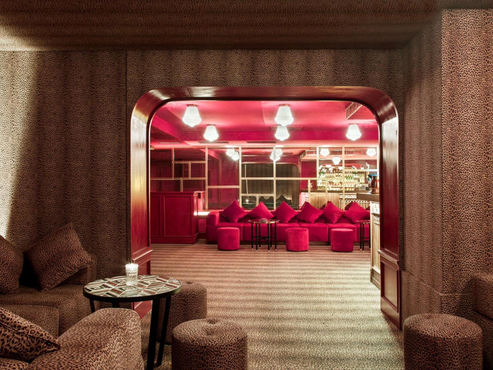 เอ็นเอช คอลเลคชัน มาดริด ซูเอเซีย Hotel ภายนอก รูปภาพ The interior of the nightclub