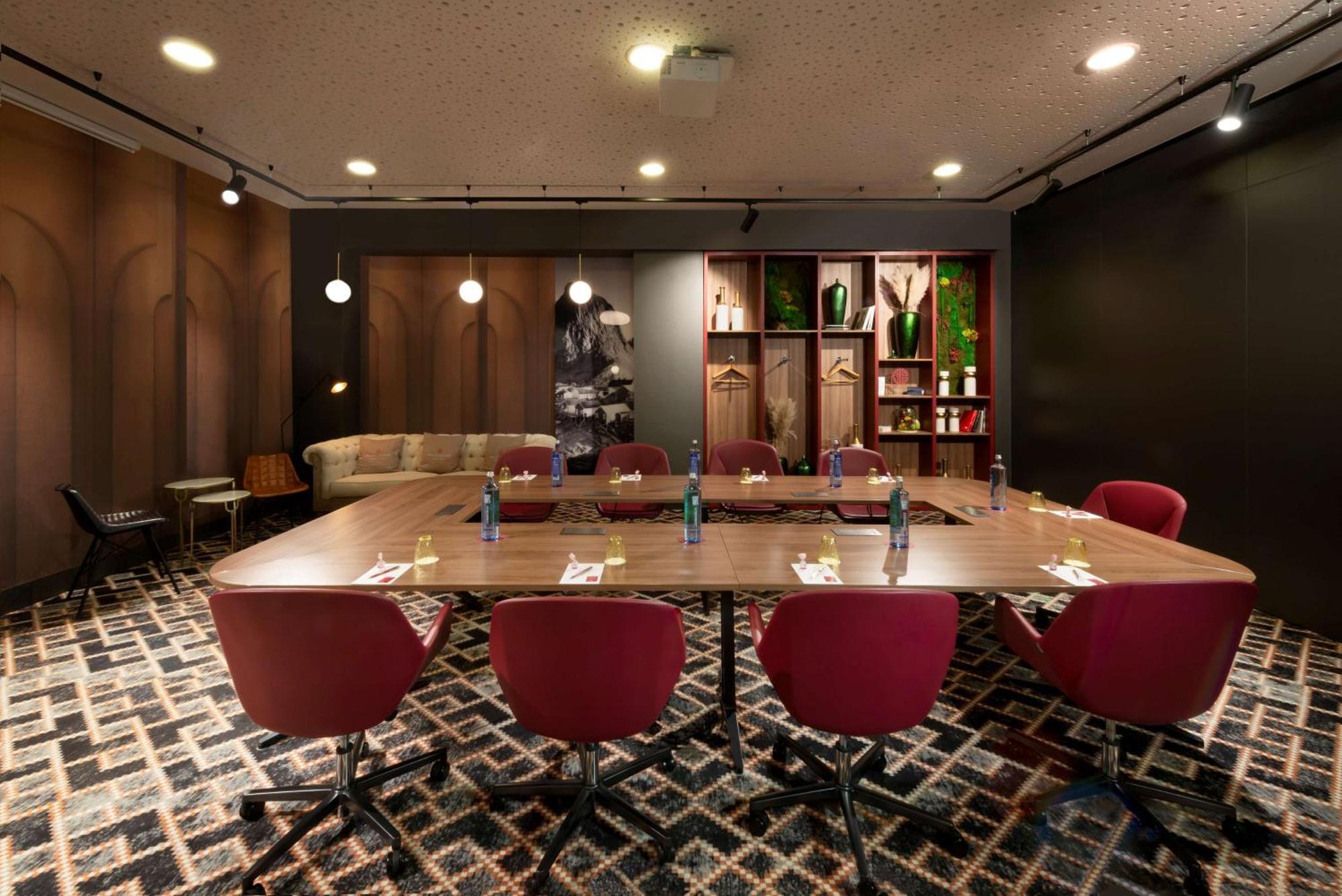 เอ็นเอช คอลเลคชัน มาดริด ซูเอเซีย Hotel ภายนอก รูปภาพ Meeting room