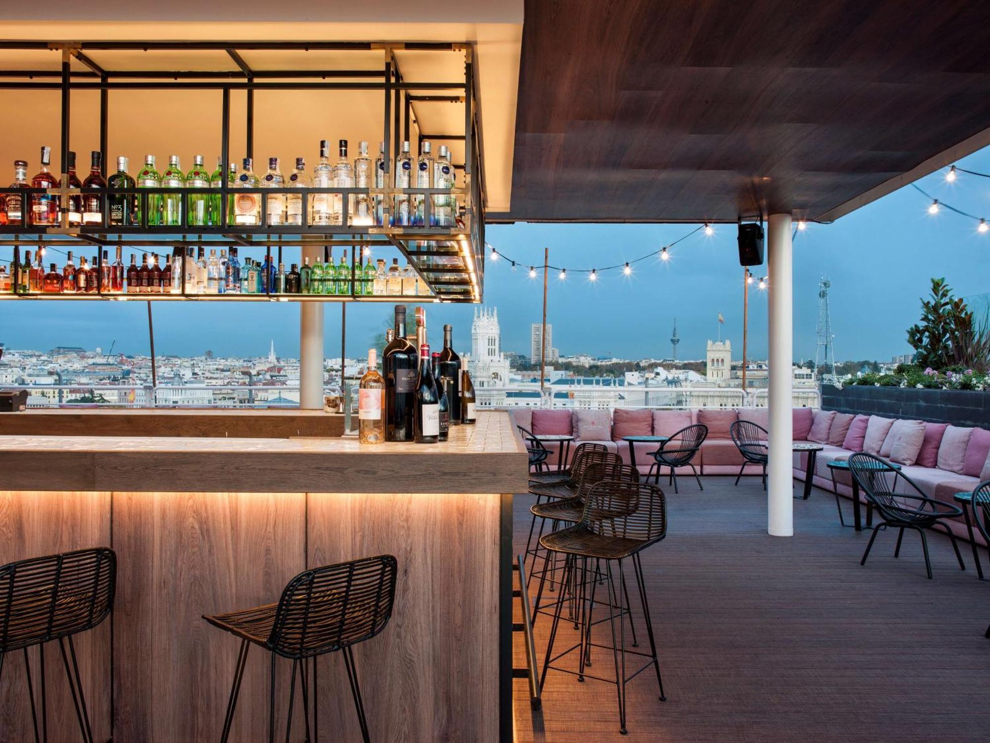 เอ็นเอช คอลเลคชัน มาดริด ซูเอเซีย Hotel ภายนอก รูปภาพ The rooftop bar