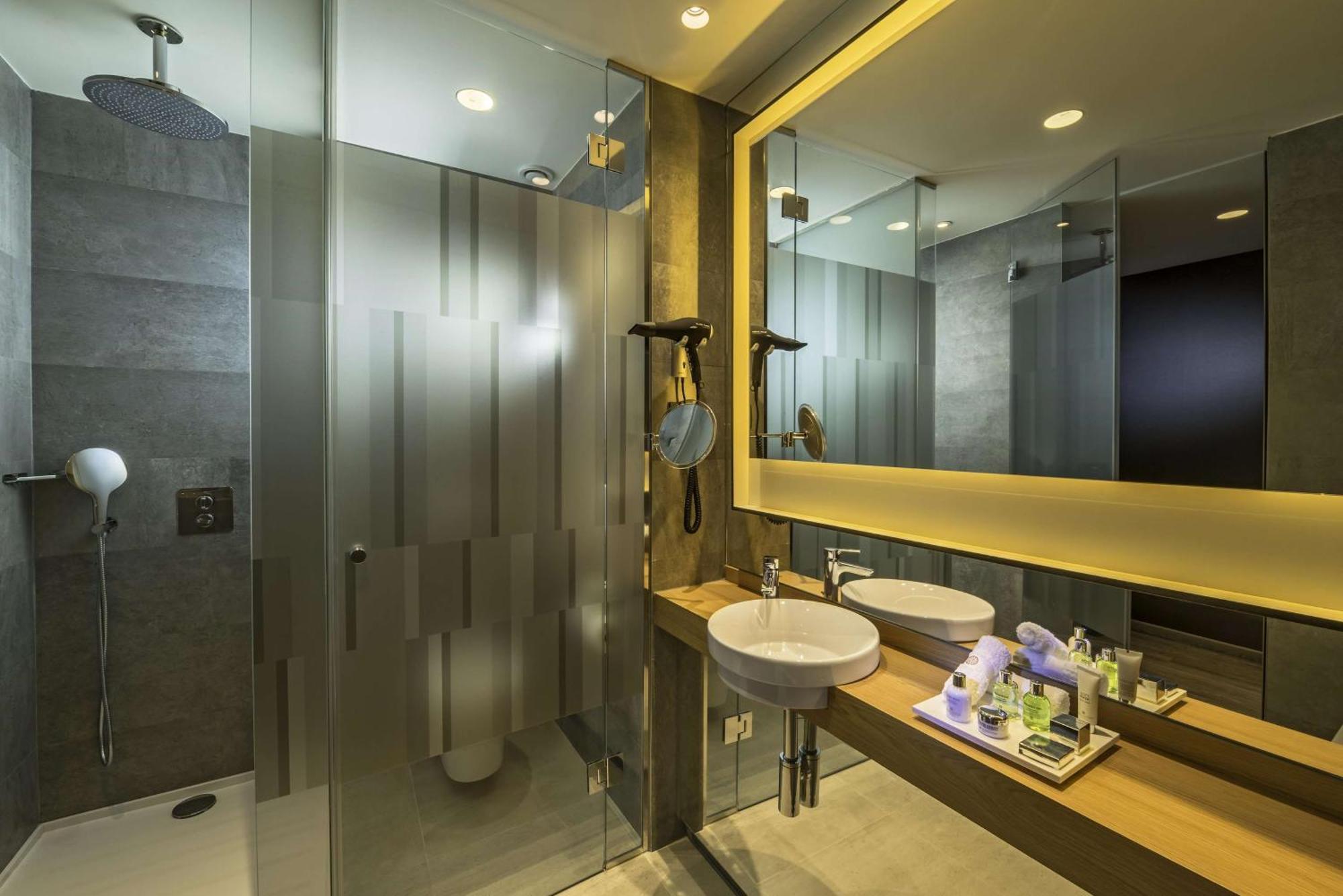 เอ็นเอช คอลเลคชัน มาดริด ซูเอเซีย Hotel ภายนอก รูปภาพ Bathroom