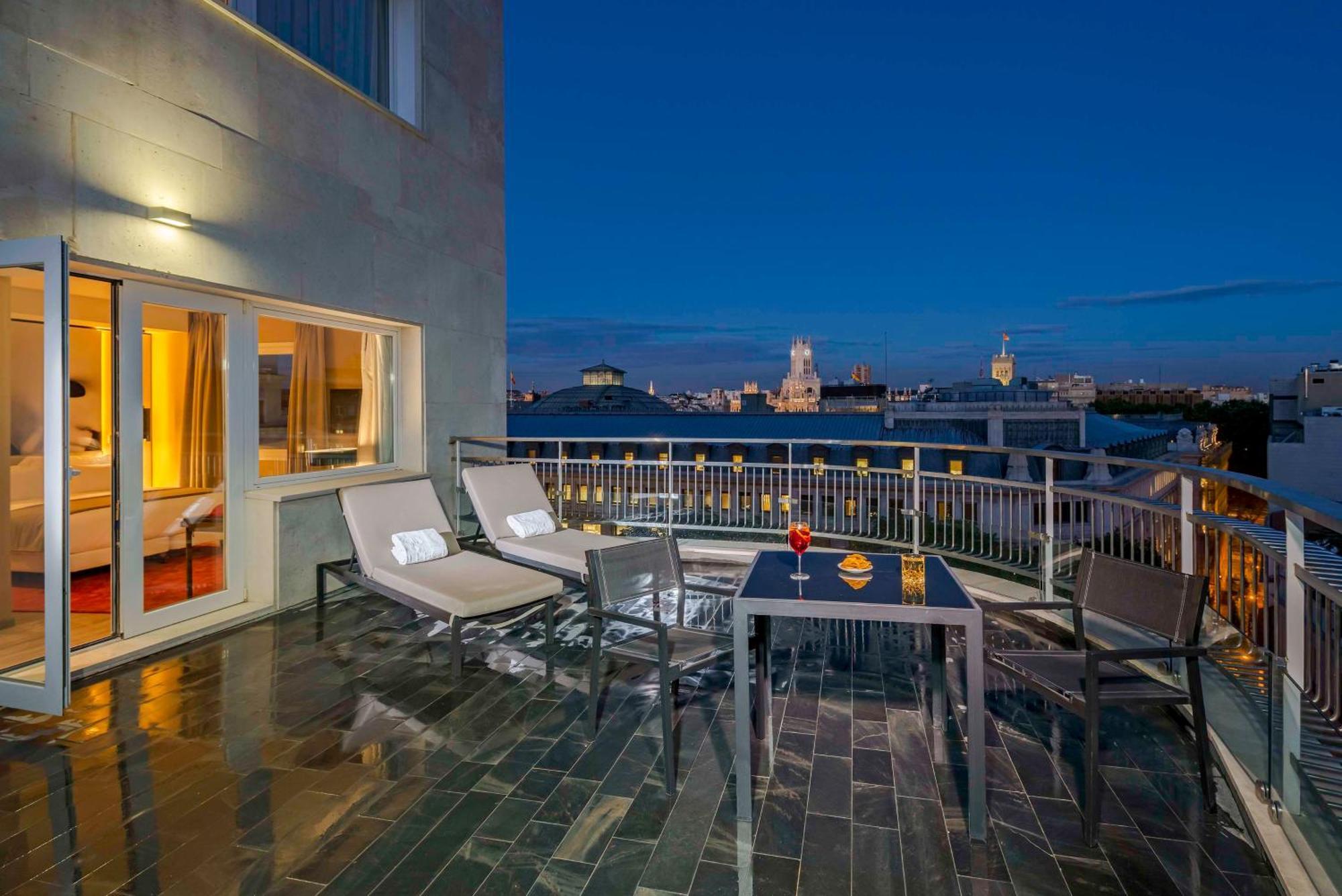 เอ็นเอช คอลเลคชัน มาดริด ซูเอเซีย Hotel ภายนอก รูปภาพ A balcony at the Mandarin Oriental, Vienna