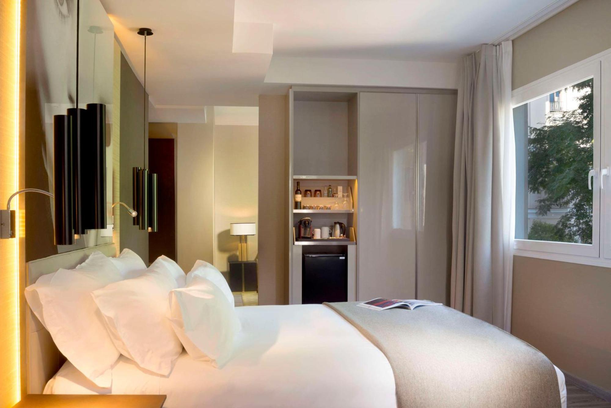 เอ็นเอช คอลเลคชัน มาดริด ซูเอเซีย Hotel ภายนอก รูปภาพ A typical room at the hotel