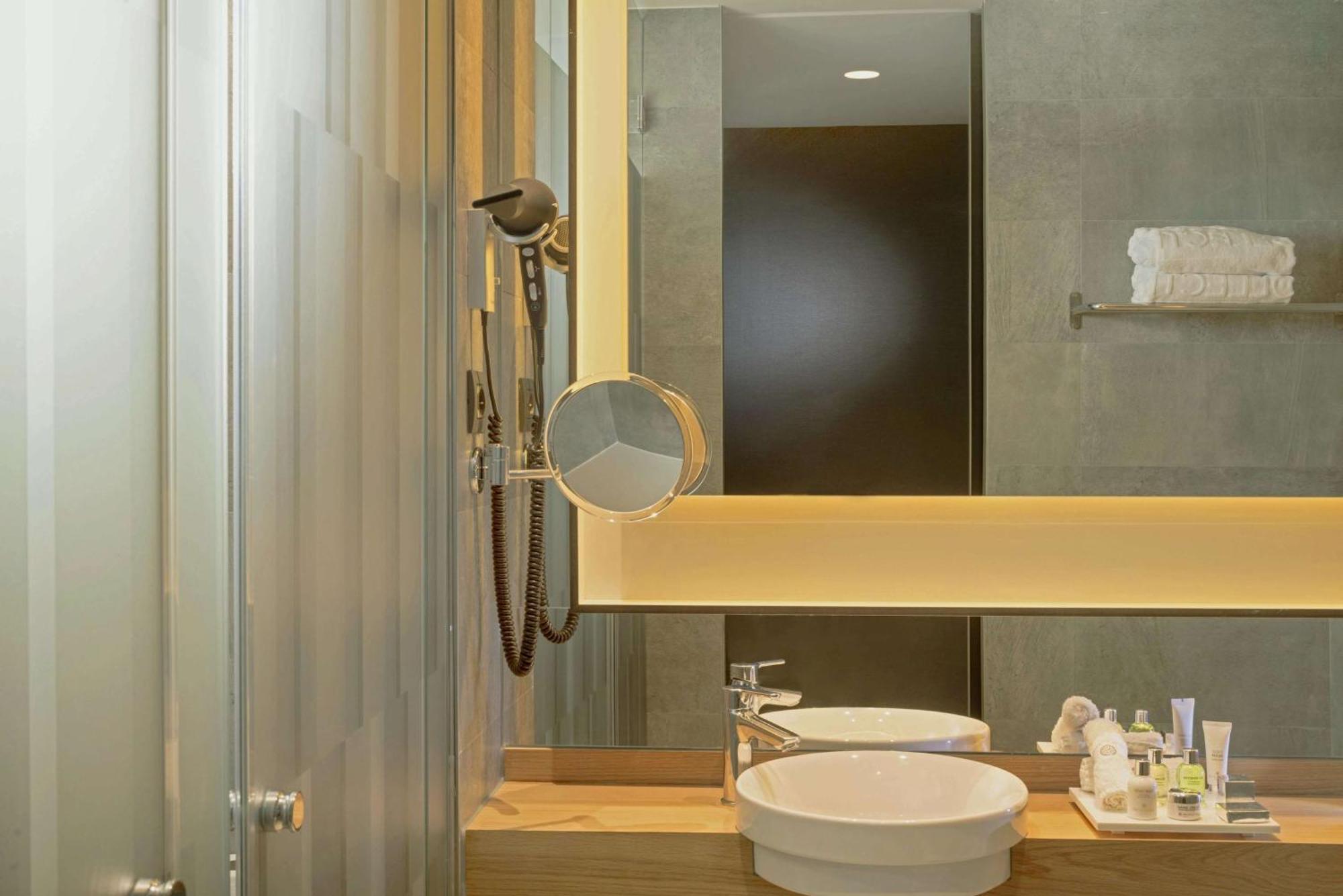 เอ็นเอช คอลเลคชัน มาดริด ซูเอเซีย Hotel ภายนอก รูปภาพ Bathroom