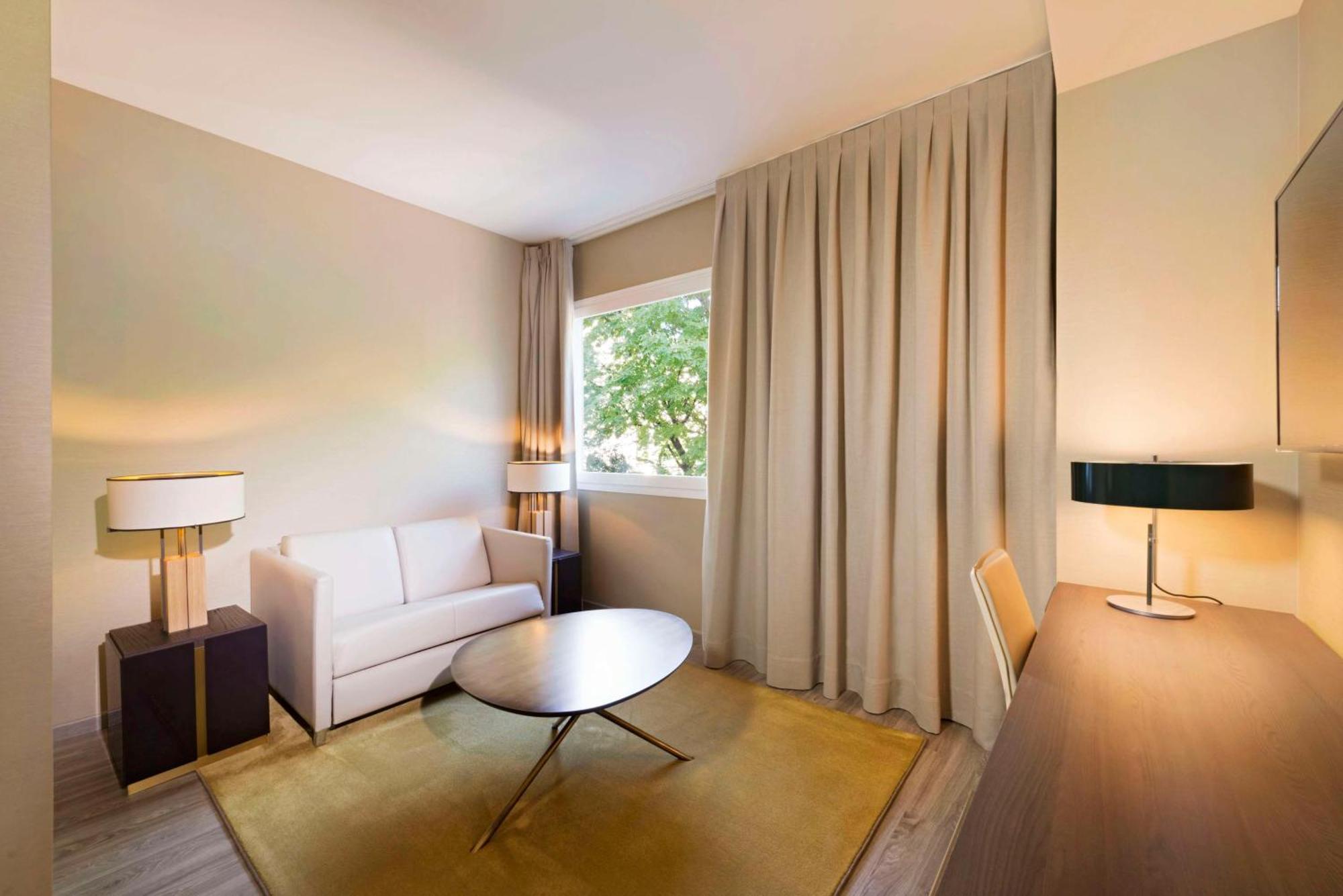 เอ็นเอช คอลเลคชัน มาดริด ซูเอเซีย Hotel ภายนอก รูปภาพ A room at the hotel