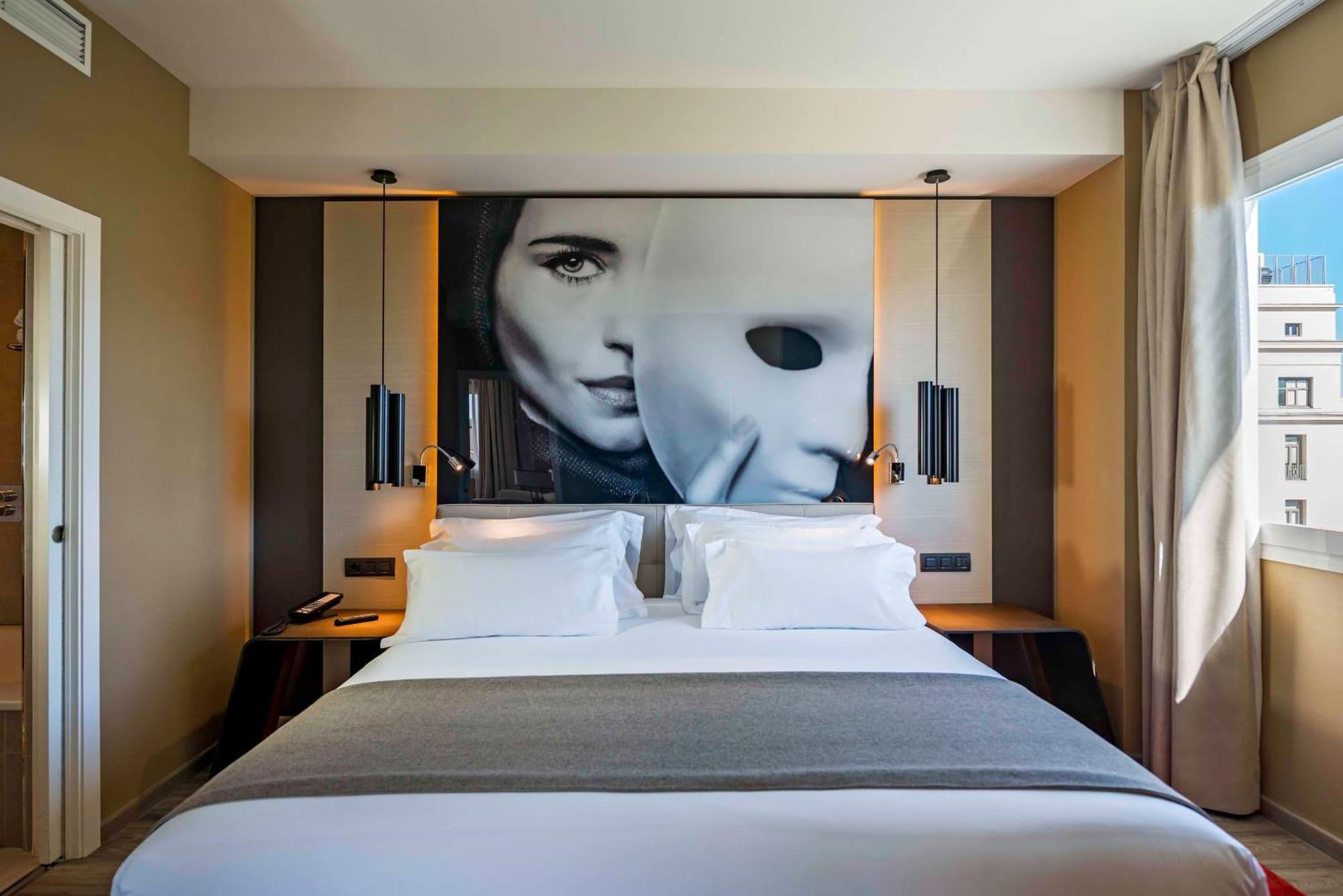 เอ็นเอช คอลเลคชัน มาดริด ซูเอเซีย Hotel ภายนอก รูปภาพ A bedroom at the hotel